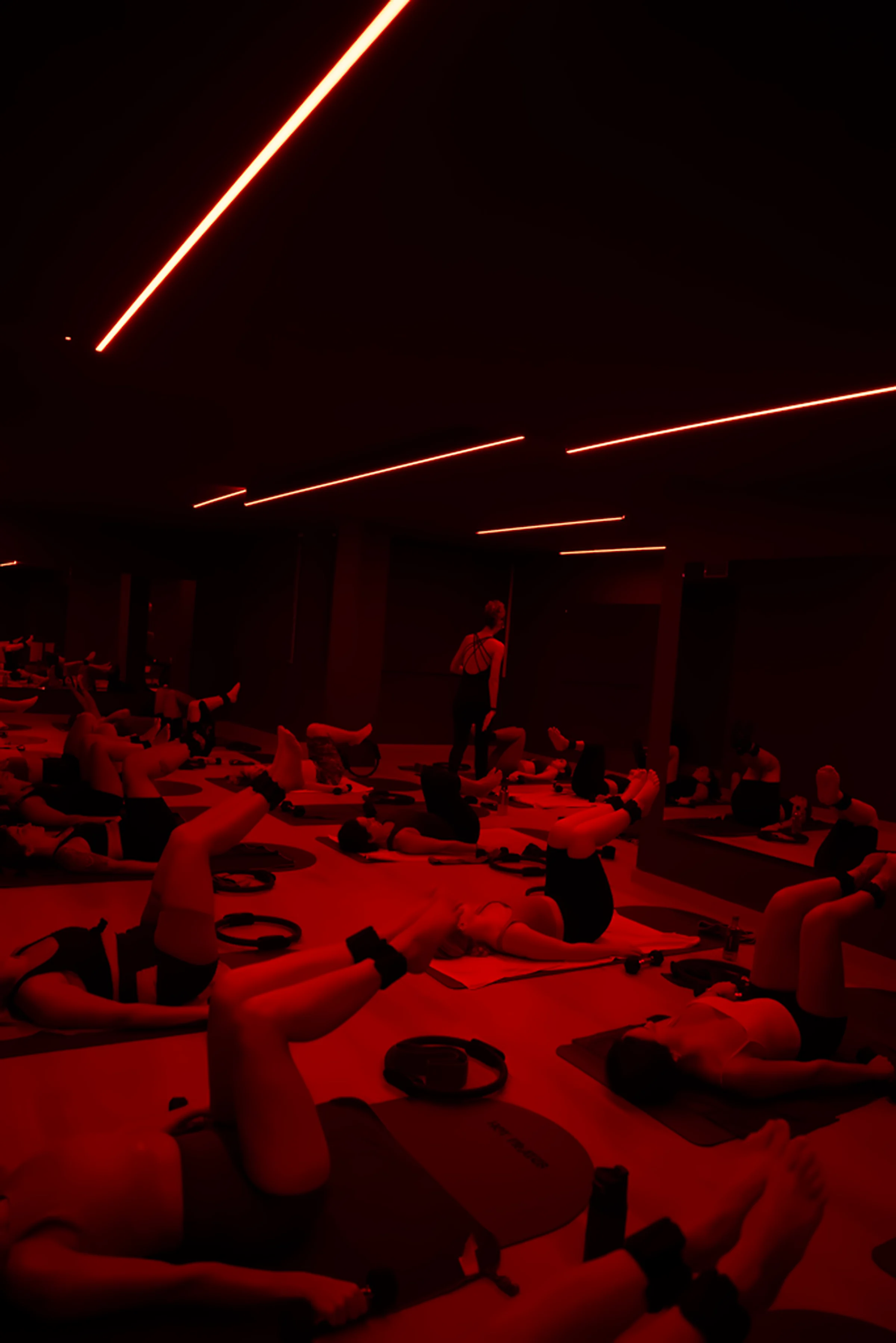 Clase de hot pilates en la sala climatizada del estudio en Vilanova i la Geltrú